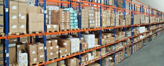 Translogica birgt norme Softwarevorteile im Transportmanagement und zeigt Ihnen beste Optimierungsmöglichkeiten Ihrer Dispositionsvorgänge auf Auf dem Bild sieht man ein Lager, in dem ein Hochregal steht, auf dem viele Pakete liegen